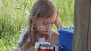 早餐小女孩在野餐时吃户外产品，<strong>儿童健康</strong>食品。